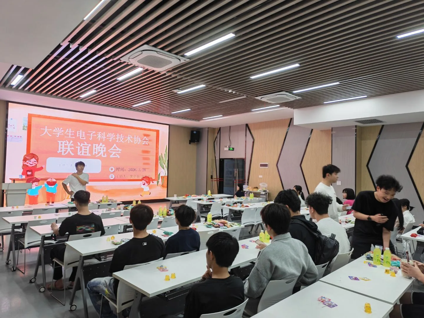 联谊活动现场，学生在会议室听讲